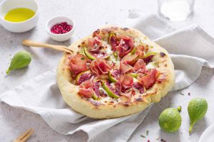 Pizza e fichi con prosciutto crudo di San Daniele