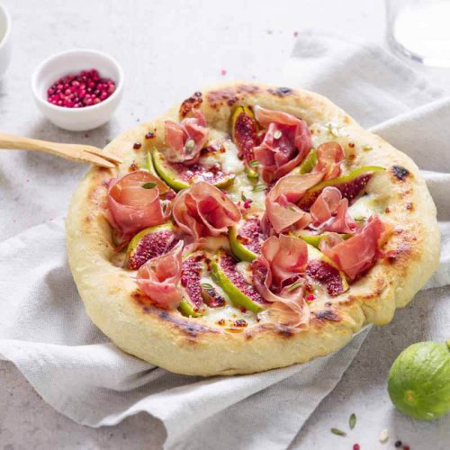 Pizza e fichi con prosciutto crudo di San Daniele