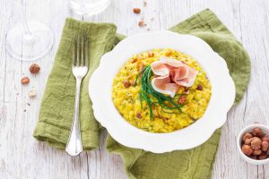ricetta del risotto con agretti, Prosciutto di San Daniele, nocciole e zafferano