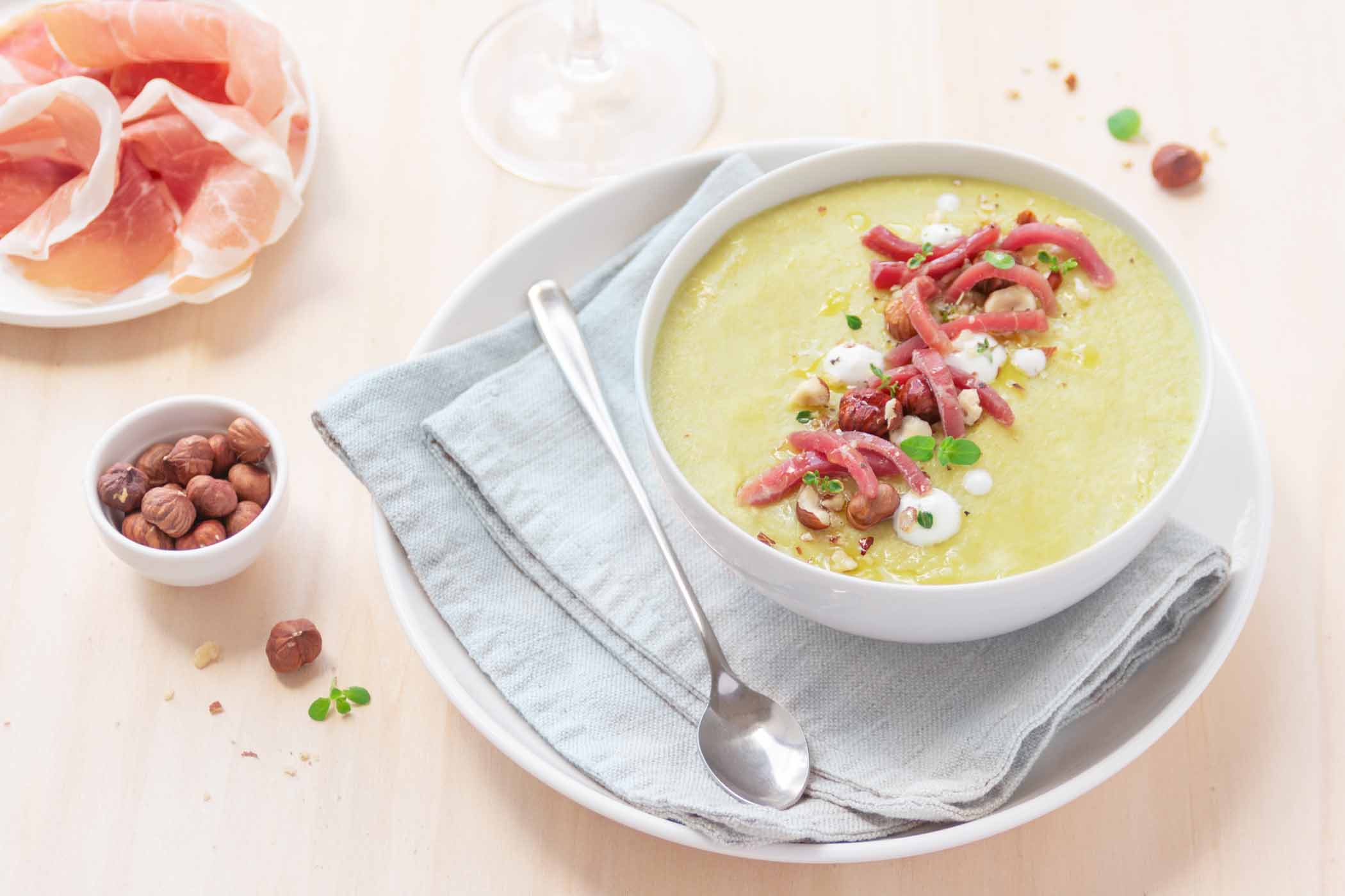 Ricetta della vellutata di topinambur, Prosciutto di San Daniele e nocciole tostate