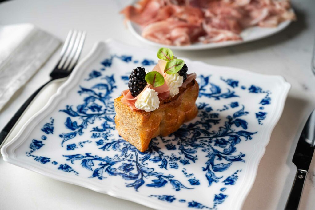 Focaccia gourmet con Prosciutto di San Daniele, robiola e more