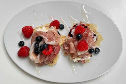 Millefoglie di pane carasau, Prosciutto di San Daniele, stracchino e confettura ai mirtilli