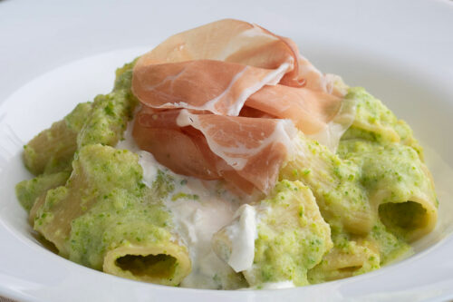 Pasta con pesto di zucchine burrata e Prosciutto di San Daniele