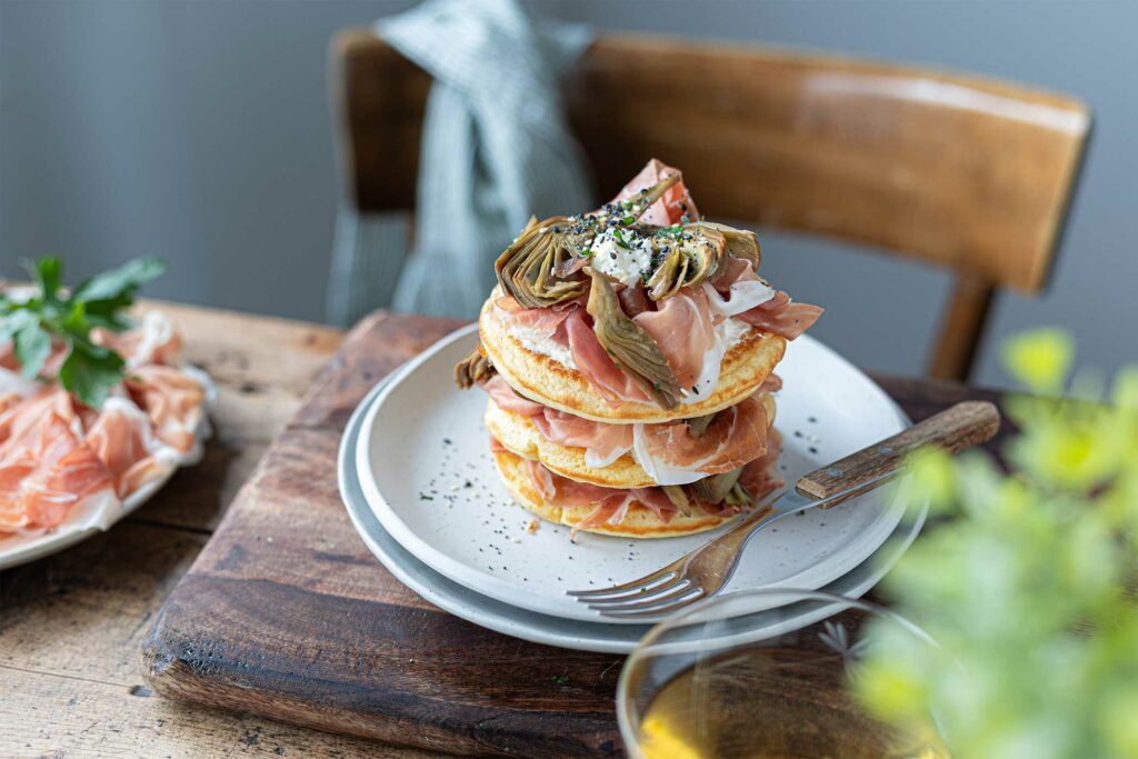 Pancake con Prosciutto di San Daniele, crescenza e carciofi