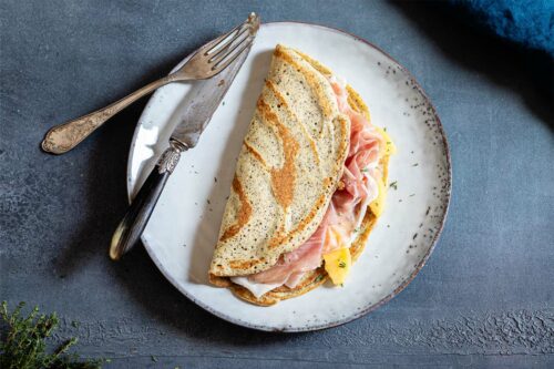Omelette altoatesina estiva con Prosciutto di San Daniele e pesche