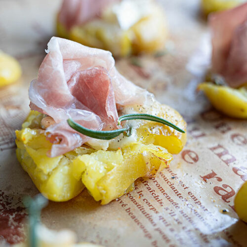 Amuse bouche di patate novelle, brie e Prosciutto di San Daniele
