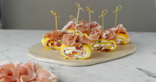 rotolo di frittata con formaggio spalmabile, spinacino, pomodori secchi e Prosciutto di San Daniele