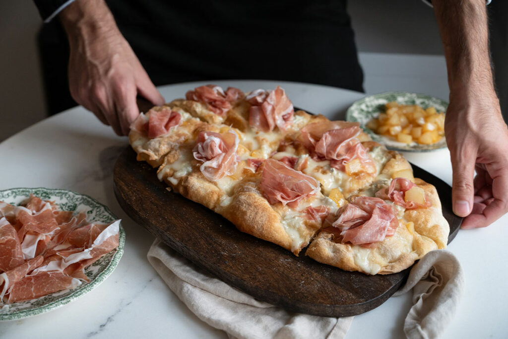 Pizza alla pala romana scrocchiarella con Prosciutto di San Daniele, gorgonzola e pere