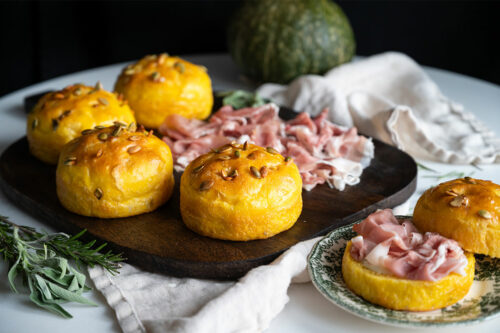 focaccine di zucca farcite con Prosciutto di San Daniele e crema di taleggio