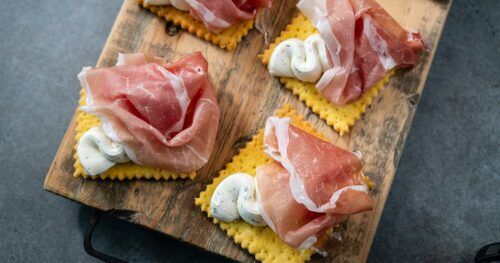 Cracker di mais con mousse di formaggio e Prosciutto di San Daniele