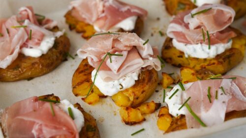 Smashed potatoes con Prosciutto di San Daniele e salsa yogurt