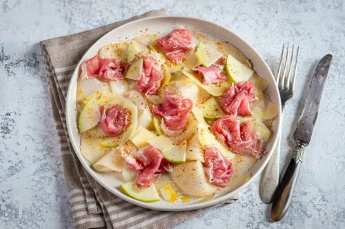 carpaccio di sedano rapa, mela, bagòss e prosciutto di San Daniele