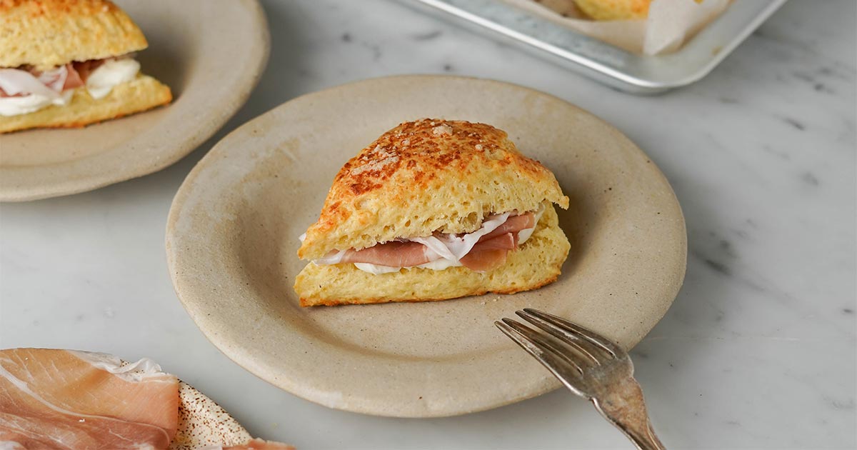 Herzhafte Scones mit San-Daniele-Schinken und cremigem Frischkäse