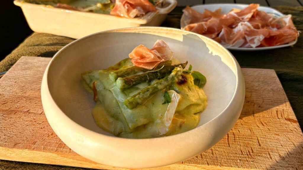 lasagna cremosa con asparagi, brie e Prosciutto di San Daniele