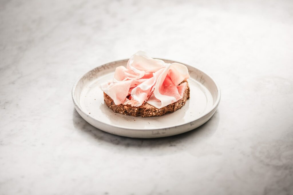 Fetta di Prosciutto di San Daniele su una fetta di pane come eccellenza del Made in Italy