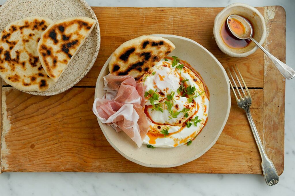 Piatto di turkish eggs con Prosciutto di San Daniele, una ricetta per il brunch