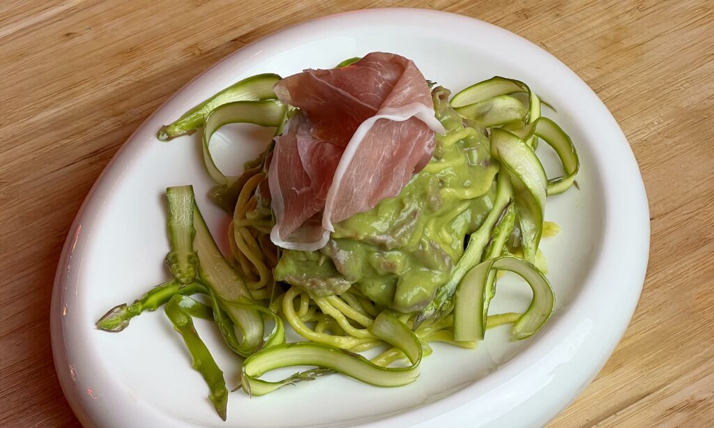 spaghetti alla chitarra con Prosciutto di San Daniele e asparagi, una ricetta per Pasqua