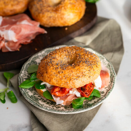 Ricetta per preaparare dei bagel con Prosciutto di San Daniele, mozzarella di bufala, pomodorini confit e zucchine alla scapece