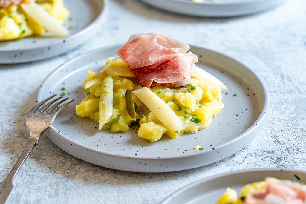 Insalata tiepida di patate, asparagi bianchi e Prosciutto di San Daniele