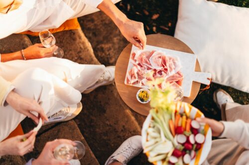 aperitivo con il san daniele: tavolata imbandita con taglieri