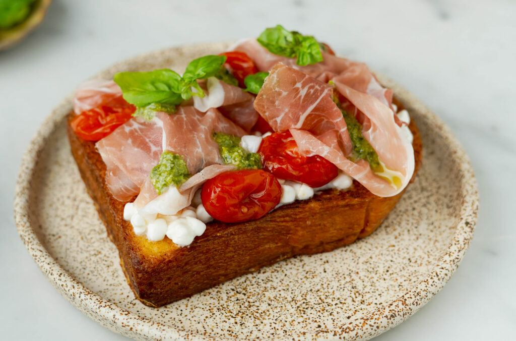 French toast con fiocchi di latte, Prosciutto di San Daniele e datterini arrostiti