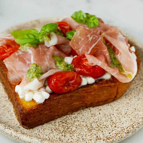 French toast con fiocchi di latte, Prosciutto di San Daniele e datterini arrostiti