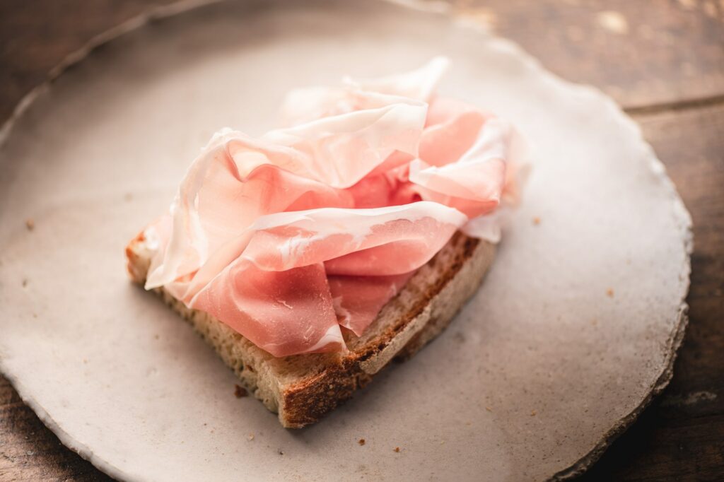fetta di prosciutto di san daniele su un crostino di pane