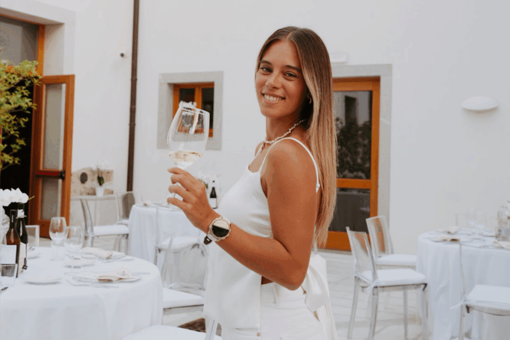 Giorgia Lavina con un calice di vino in mano