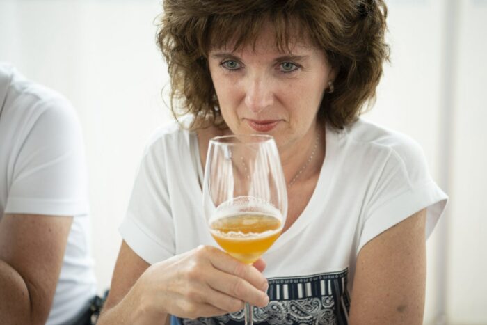 donna che si prepara alla degustazione delle birra