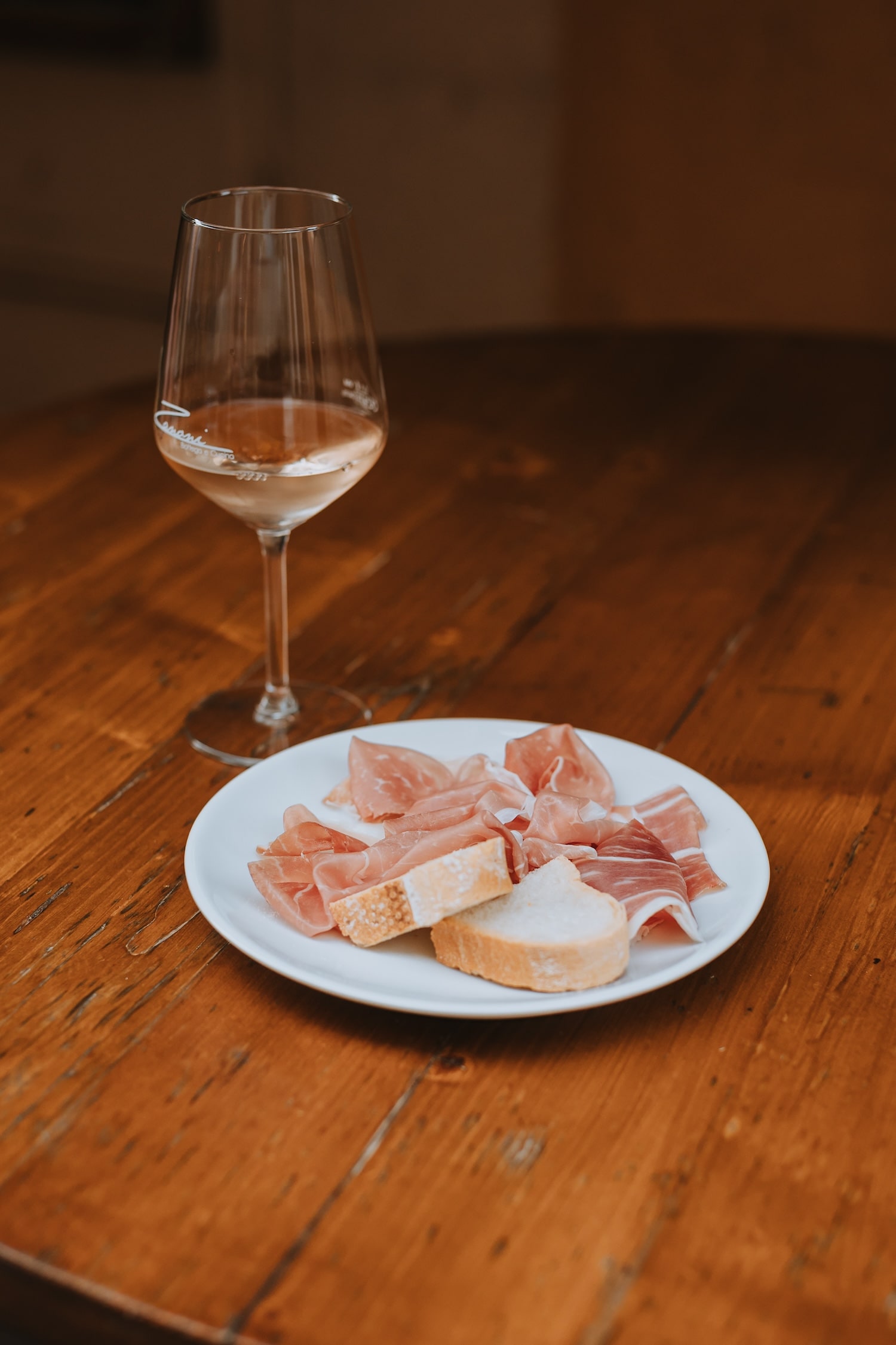 degustazione del prosciutto di san daniele con calice di vino in accompagnamento