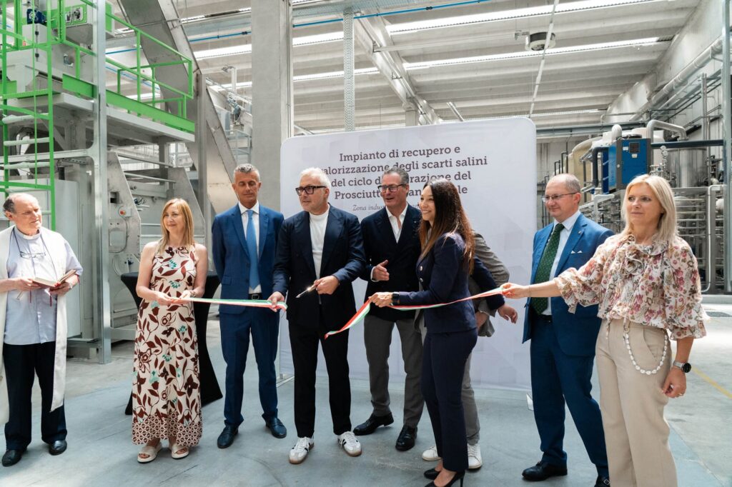 il taglio del nastro durante l'inaugurazione dell'impianto di trattamento e recupero del sale del Consorzio di san Daniele