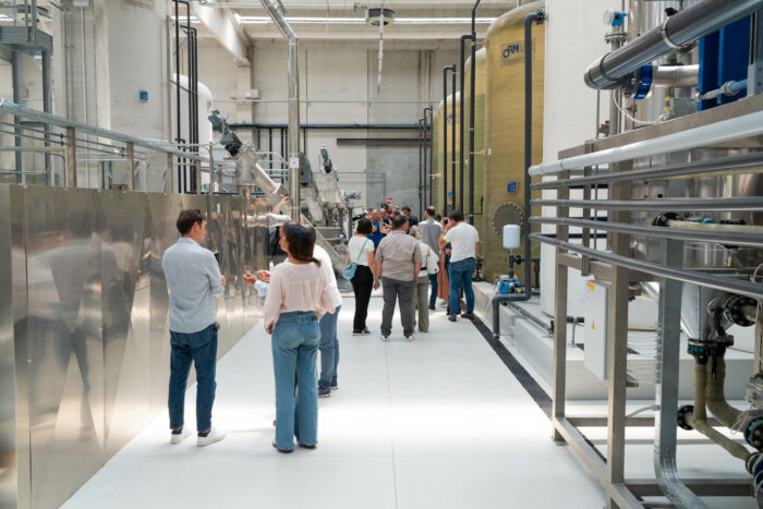 persone in visita al nuovo impianto di gestione e trattamento degli scarti di produzione del san daniele in occasione dell'inaugurazione dell'impianto