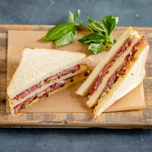 Sandwich con hummus di ceci e basilico, pomodori secchi e Prosciutto di San Daniele
