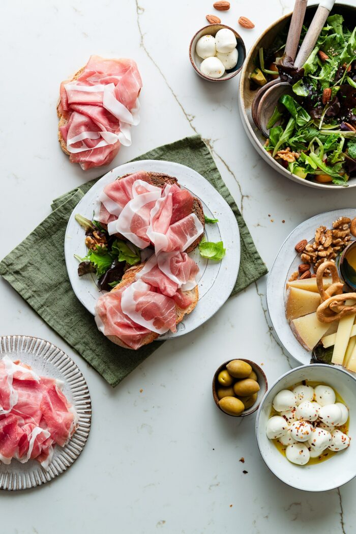 tavola imbandita con piatti a base di prosciutto di san daniele, perfetti anche per donne in gravidanza