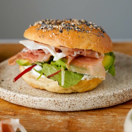 Bagel con formaggio spalmabile, avocado, insalata e San Daniele