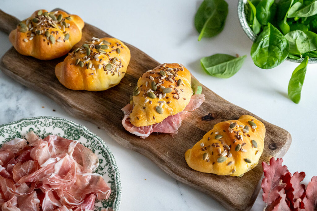 Cornetti alla zucca ripieni di Prosciutto di San Daniele, caprino e porcini trifolati