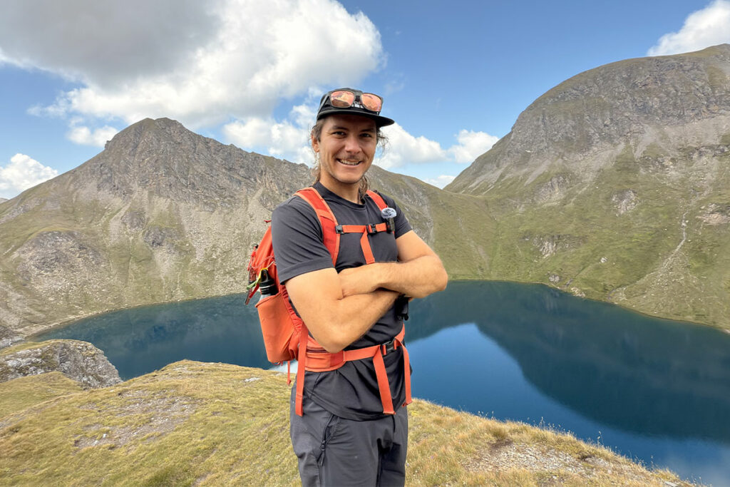 Matteo Rizzi in montagna davanti a un lago d'alta quota
