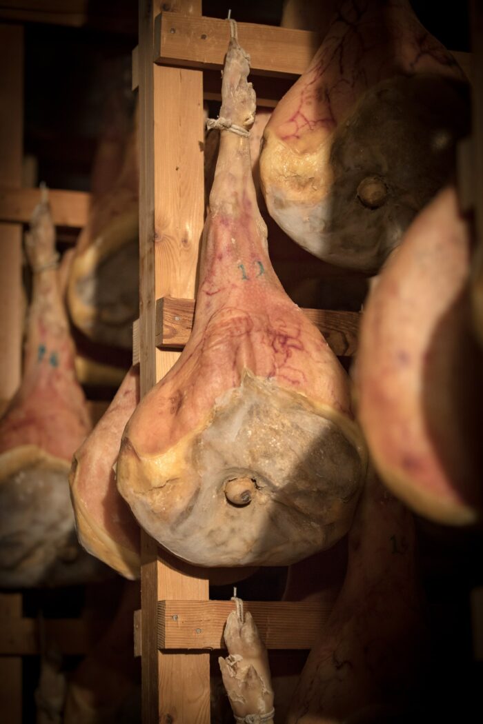 coscia del prosciutto di san daniele appesa