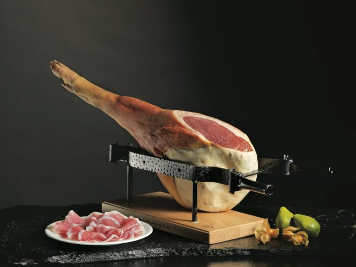 coscia di prosciutto di san daniele pronta per il taglio