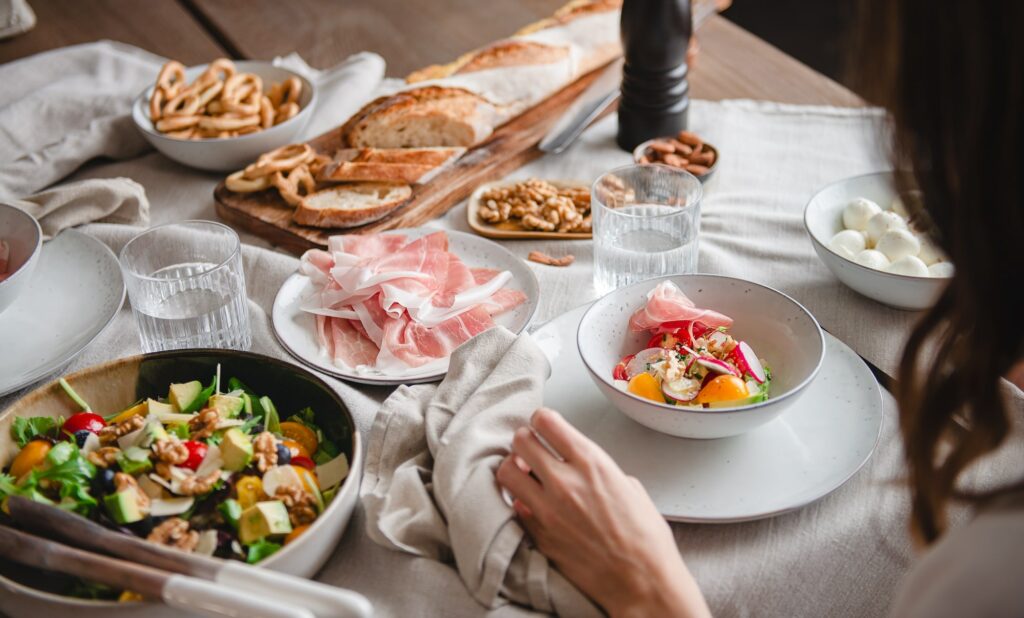 prosciutto di san daniele  protagonista di una tavola imbandita: la qualità di un prodotto senza conservanti