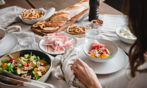 prosciutto di san daniele protagonista di una tavola imbandita: la qualità di un prodotto senza conservanti