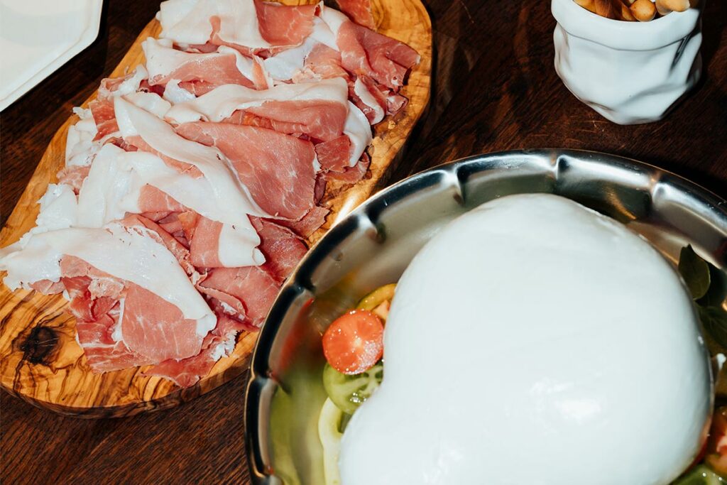 Aperitivo italiano a Bruxelles con Prosciutto di San Daniele DOP e mozzarella di bufala campana DOP