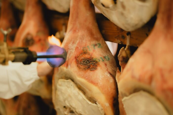 marchi impressi a fuoco sul Prosciutto di San Daniele DOP a certificarne la produzione