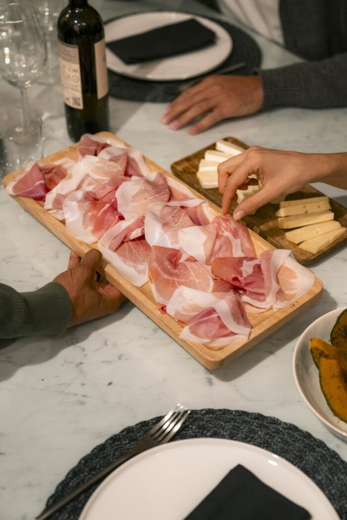 momento di convivialità con un tagliere di prosciutto di san daniele acquistato online