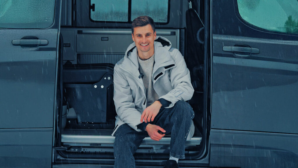 mezzo busto di Finn Kalbhenn seduto all'interno del suo van