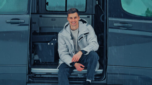 mezzo busto di Finn Kalbhenn seduto all'interno del suo van