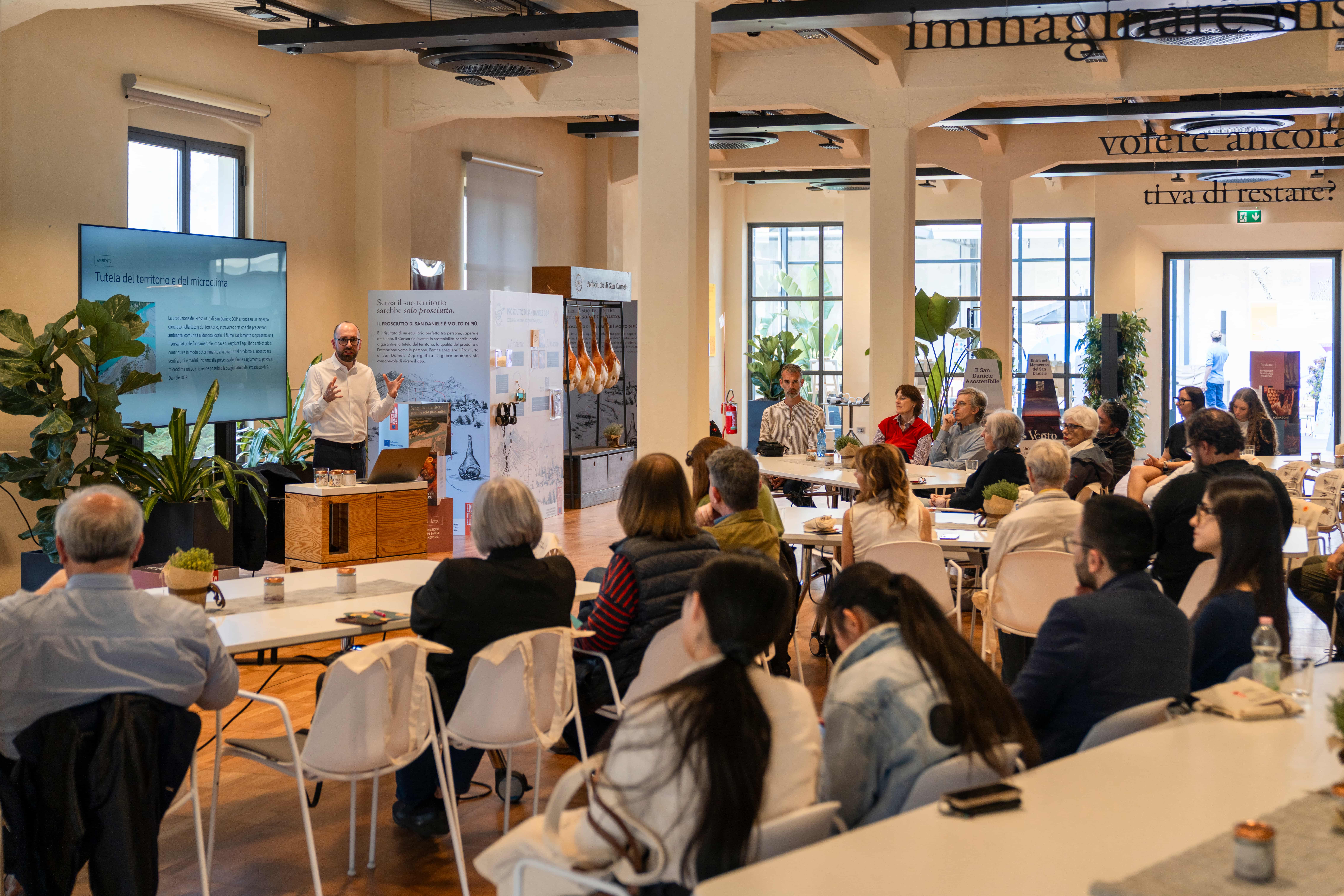 Masterclass sulla sostenibilità e tutela del territorio all'evento Essenza del Consorzio del Prosciutto di San Daniele DOP a Milano
