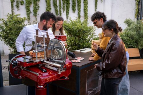Affettatura del Prosciutto di San Daniele con affettatrice Berkel durante l'evento Essenza del Consorzio a Milano