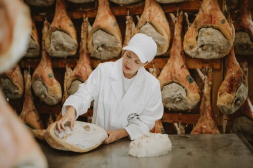 Lavorazione del Prosciutto di San Daniele durante la stagionatura con applicazione della sugna naturalmente priva di glutine