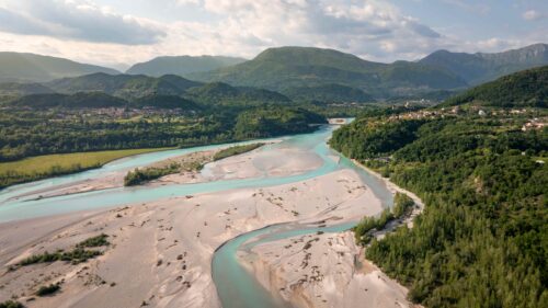 Vista aerea del fiume Tagliamento con le sue acque turchesi e i letti di ghiaia, una delle mete naturalistiche da vedere vicino San Daniele del Friuli